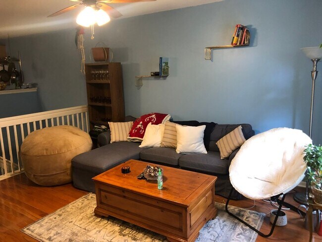 Building Photo - 1 Month Free rent! Awesome 3 Bedroom Medic...