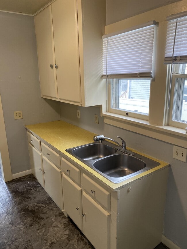 Building Photo - 947 Center Point Rd NE