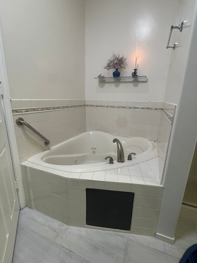 Building Photo - 15935 Mary Cir