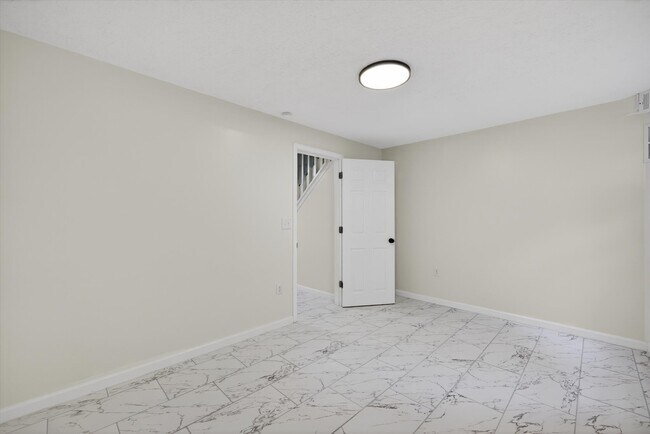 Building Photo - 599 E Graham Pl