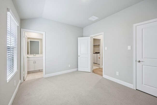 Building Photo - 409 Midnight Oak Dr