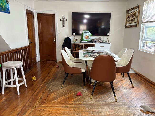 Building Photo - 140-99 Burden Crescent