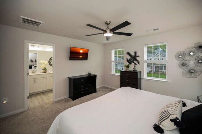 Building Photo - Spacious 3-Bedroom Rental in Sought-After ...