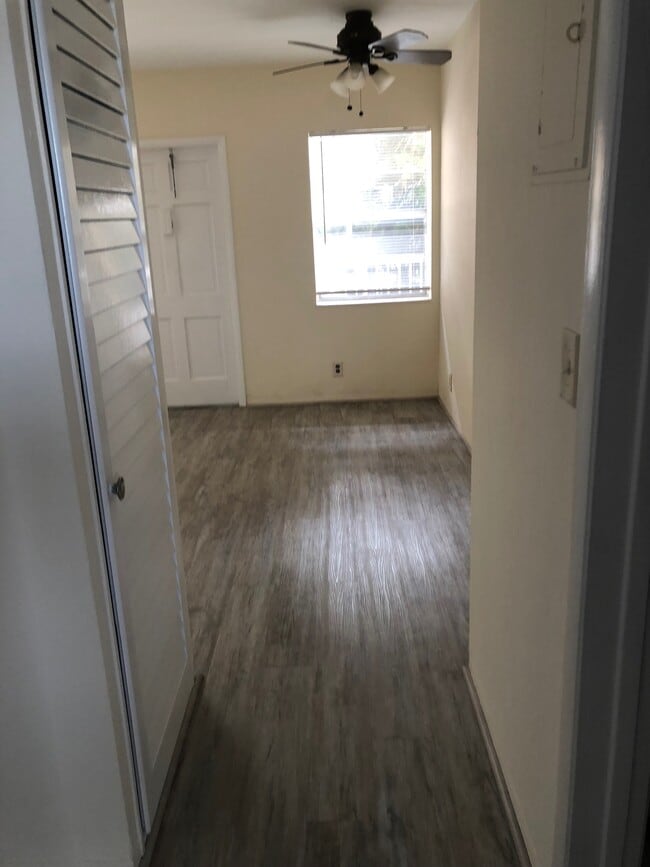 hallway - 4900 Bayview Dr