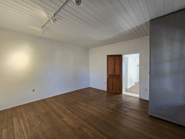 Building Photo - 808 Agua Fria St