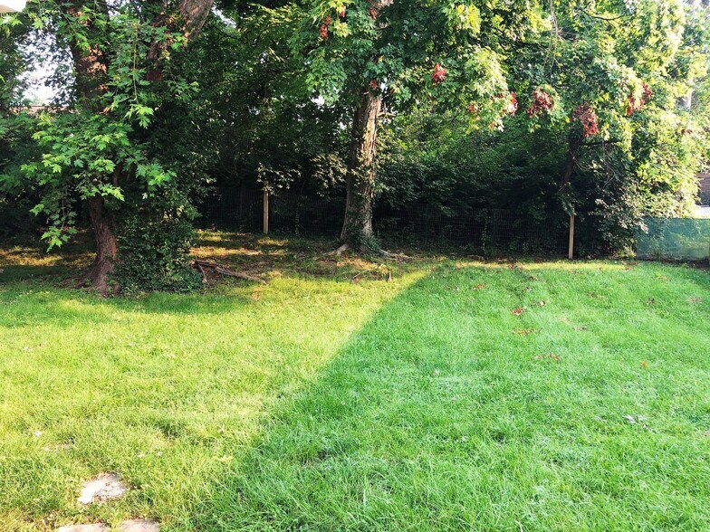 Building Photo - Huntington 01