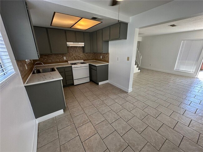 Building Photo - 1501 E Fairfield Ct