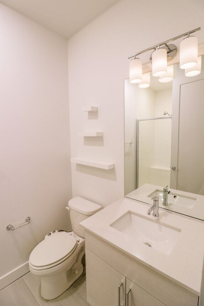 Building Photo - 4bd/3ba Newcastle House