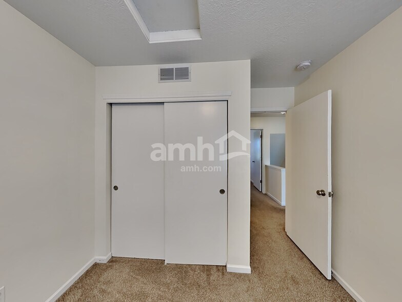 Building Photo - 1961 Creekview Dr