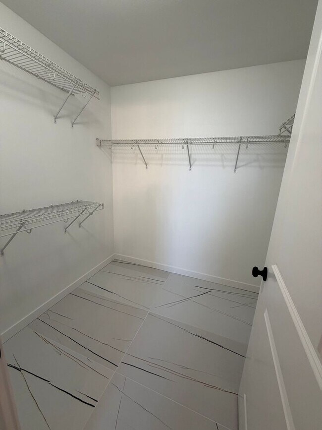 Building Photo - Newly remodeled 4 bedrrom 2.5 bathroom