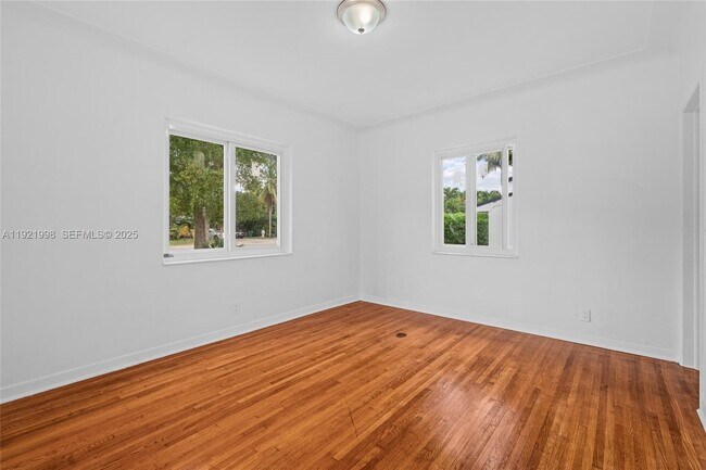 Building Photo - 201 S Biscayne River Dr