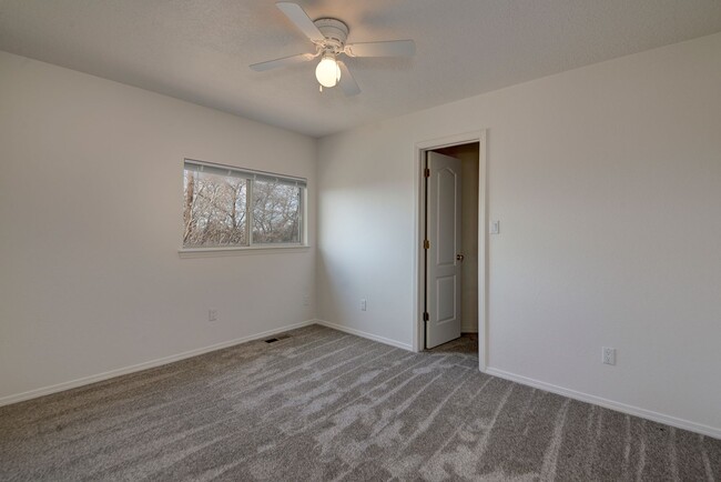 Building Photo - Amazing 3 Bedroom in NE Heights!