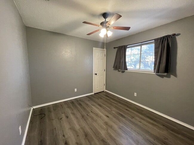 Building Photo - 113 Deerwood Ln