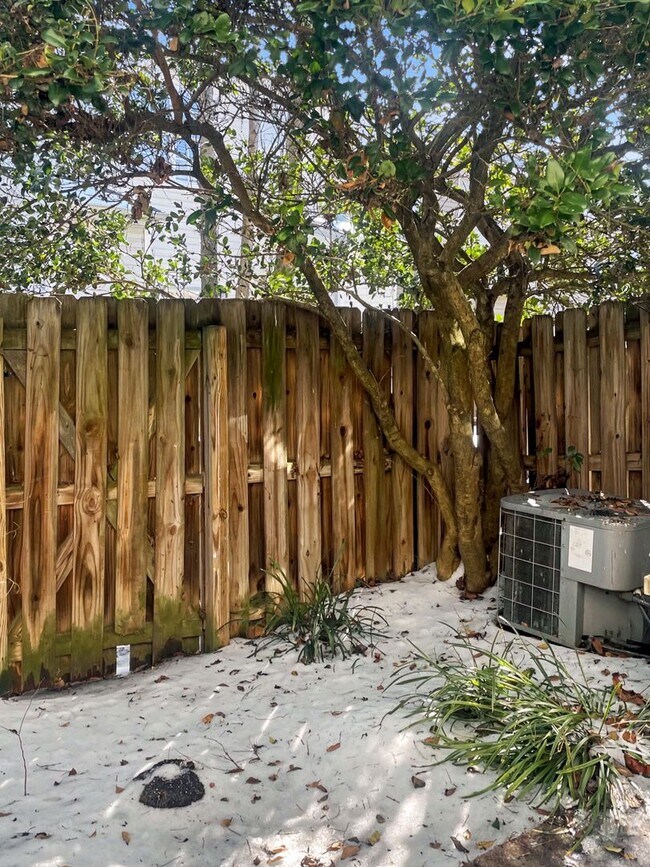 Building Photo - Desirable 2 bedroom 2.5 bathroom home in Tarrant Trace neighborhood!