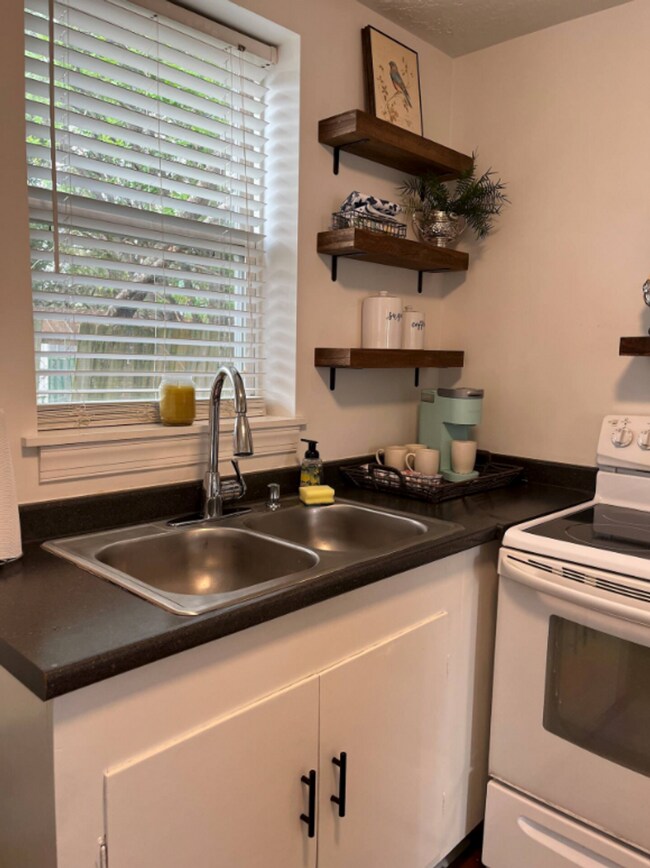 Building Photo - Charming Fully Furnished 1 Bedroom Cottage in Downtown Augusta – All Utilities Included!