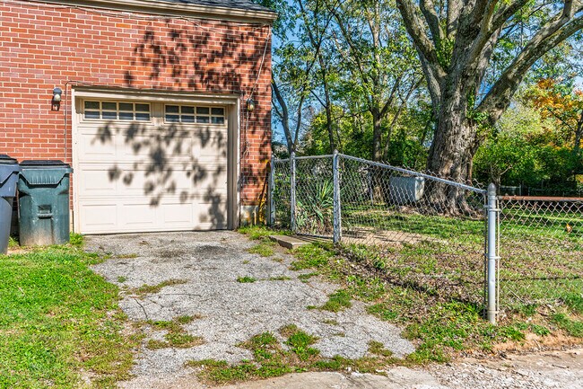 Building Photo - 2224 Harrodsburg Rd