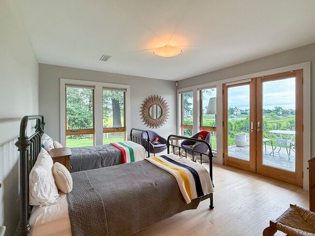 Building Photo - 52 Shorehaven Rd