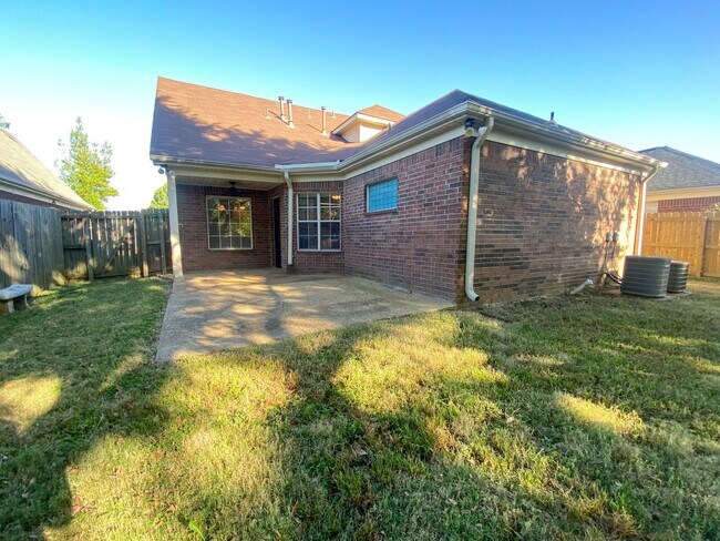 Building Photo - 3 bed, 2.5 bath house in Olive Branch near...