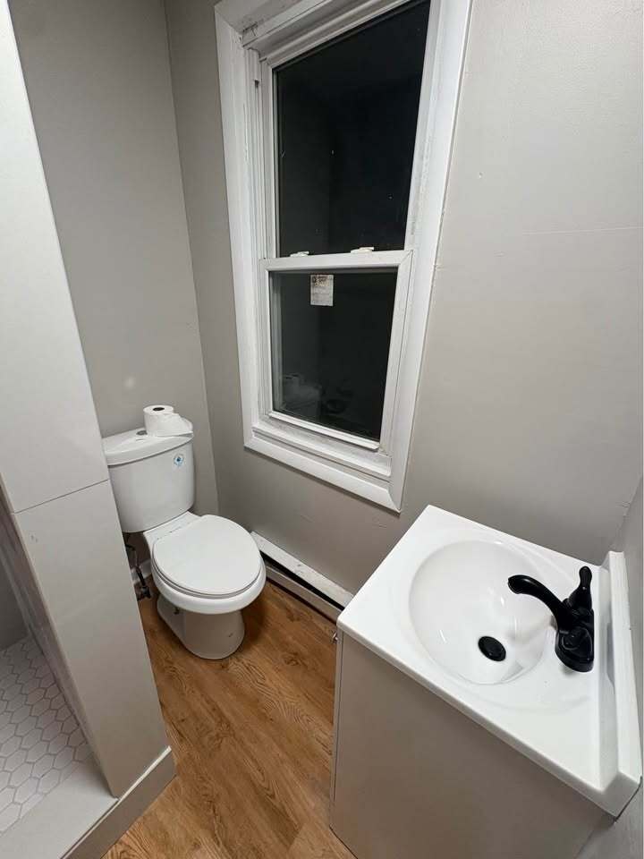 bathroom - 609 W Race St