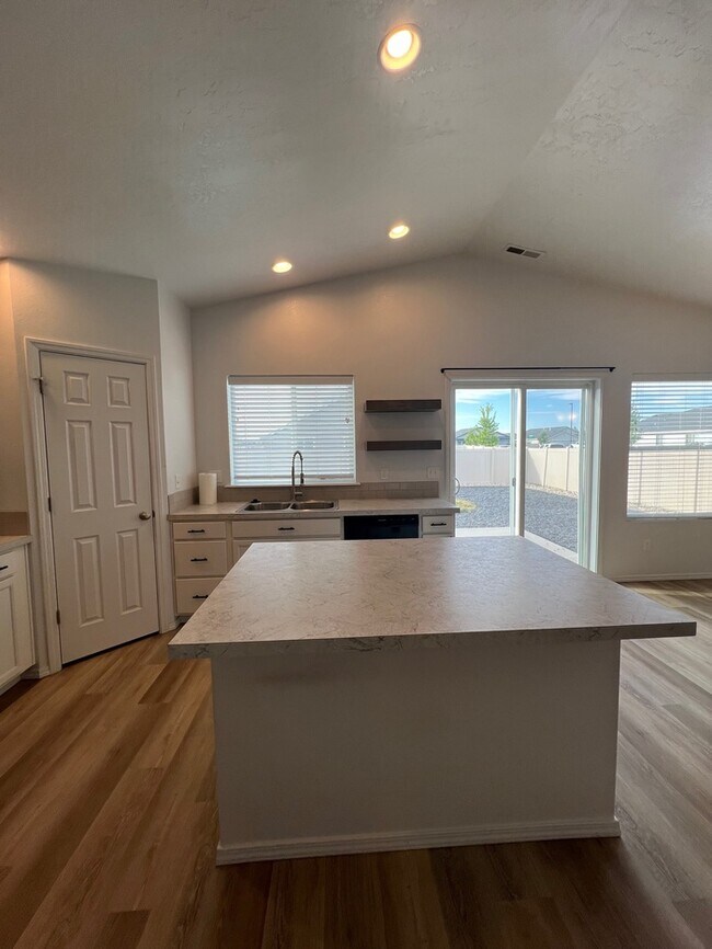 Building Photo - 3 Bed 2 Bath Nampa!