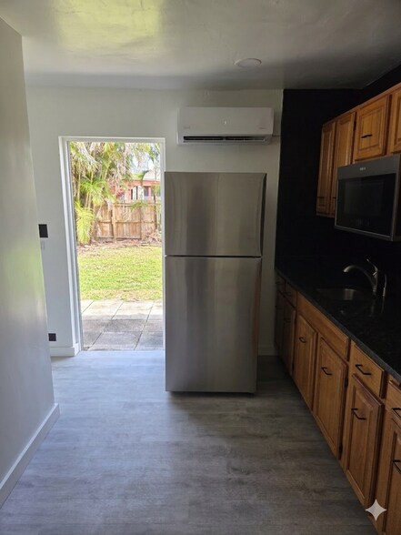 Building Photo - 5140 NE 3rd Ave