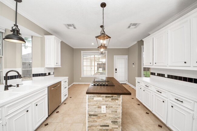 Building Photo - 2405 Guilbeau Ln