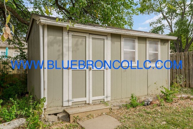 Building Photo - Check out this spacious home with thoughtf...