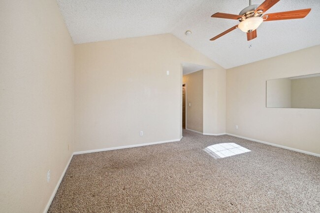 Building Photo - 2 Bedroom townhome in Denver