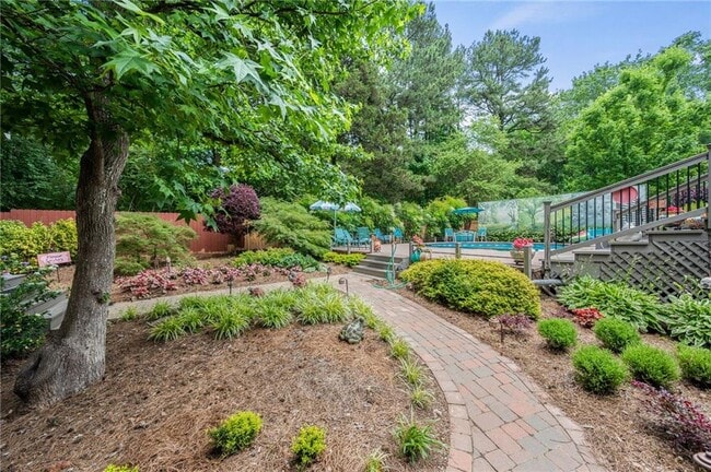 Building Photo - 2132 Dunwoody Glen