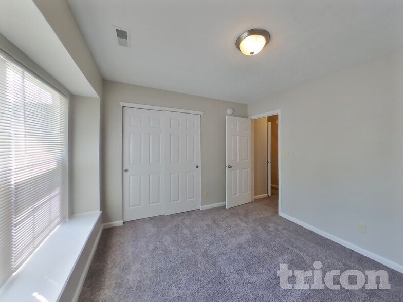 Building Photo - 740 Kingston Cir