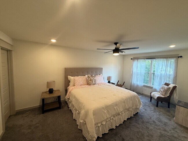Building Photo - Charming Furnished 3-Bedroom 2 Bath Home i...