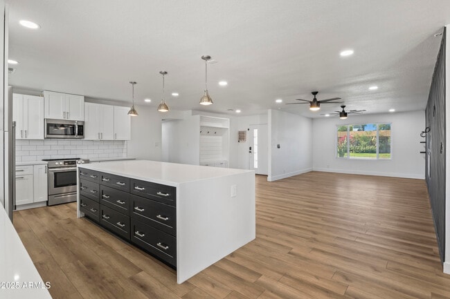 Building Photo - 2166 E Greenway Dr