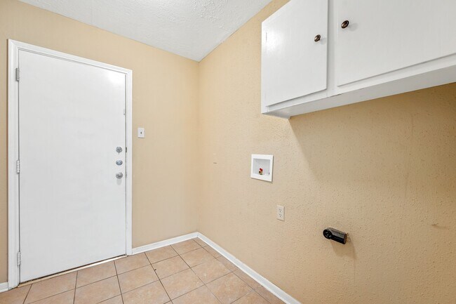 Building Photo - 9302 Claridge Dr