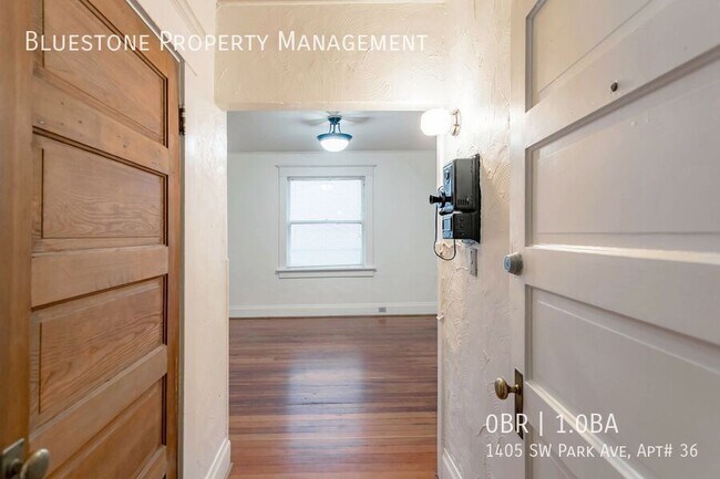 Building Photo - 1405 SW Park Ave