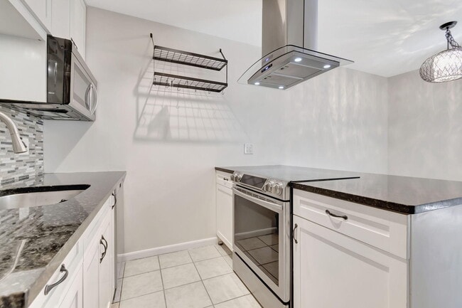 Building Photo - 309 NE 7th Ave