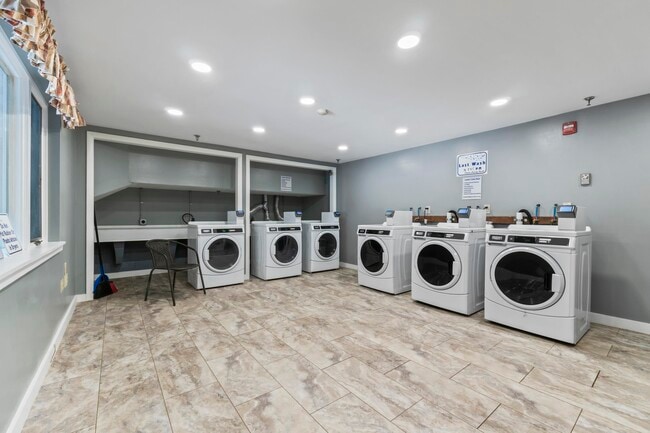 Building Photo - 131 Lake St