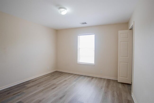 Building Photo - 4001 Barlow Dr