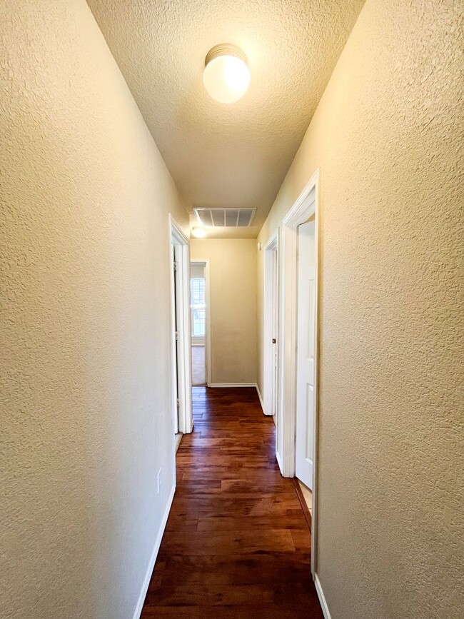 Building Photo - Available NOW!!!! Open floor plan features...