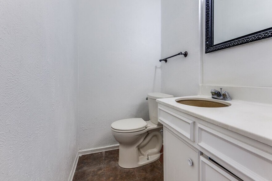 Building Photo - 7621 Dentcrest Dr