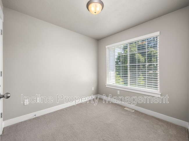 Building Photo - 401 E Corral Creek Dr