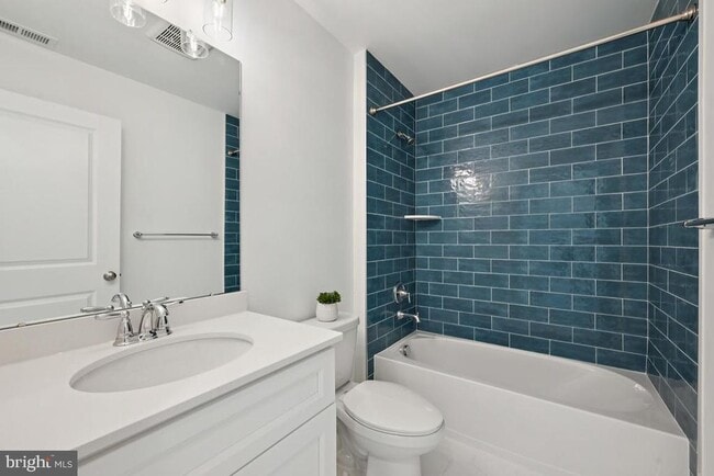 Building Photo - 724 Northwood Ave