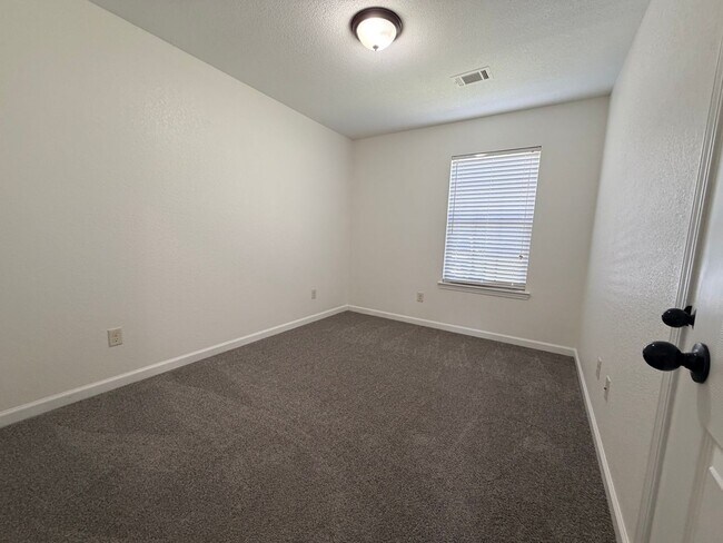 Building Photo - Affordable, Adorable & Move-In Ready!