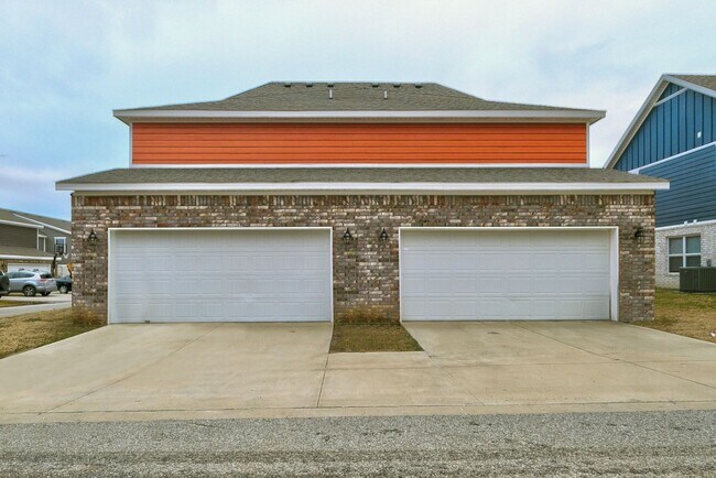 Building Photo - Beautiful 3 bed / 3.5 bath duplex with two car garage - Minutes from U of A!