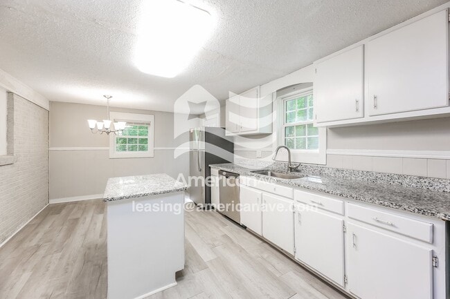 Building Photo - 2305 Standing Springs Rd