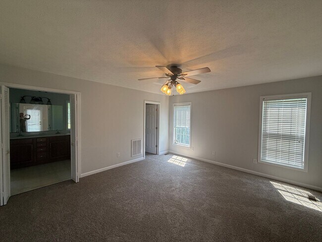 Building Photo - Great Location - Great Neighborhood - Grea...