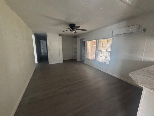 Building Photo - FOR RENT