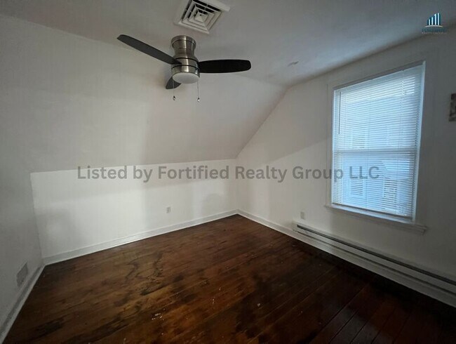 Building Photo - 42 Kilburn St