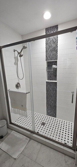 Building Photo - 5646 S 45th St