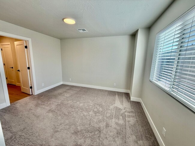 Building Photo - Spacious 3-BR Townhome in Washington