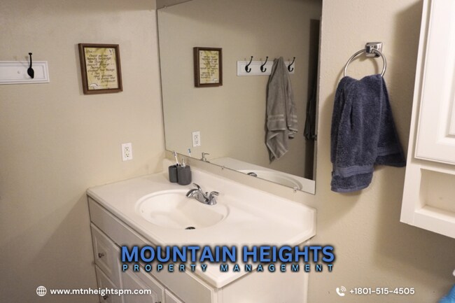 Building Photo - 415 E Creekside Cir